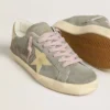 Super-Star para hombre en gamuza gris con estrella de cuero metalizado dorado y lengüeta en el talón
