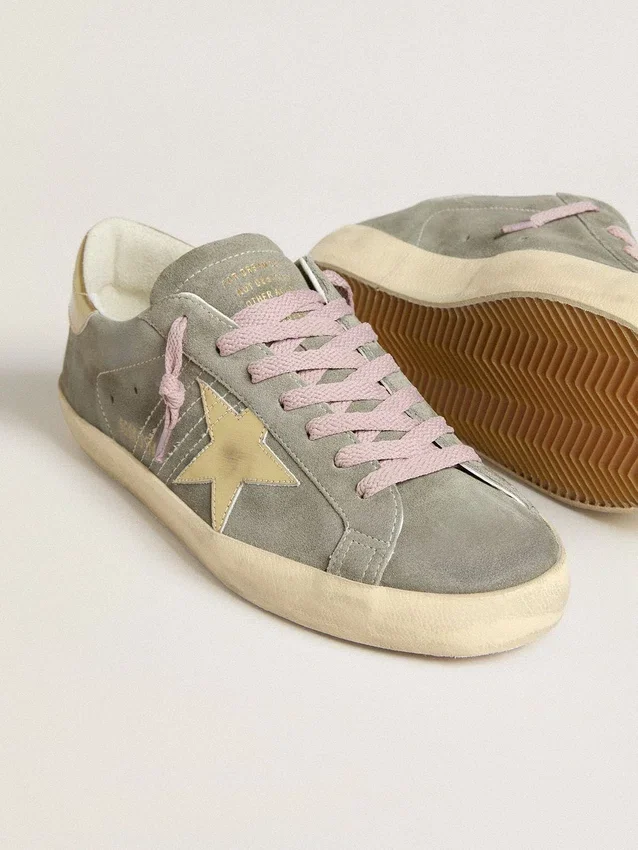 Super-Star para hombre en gamuza gris con estrella de cuero metalizado dorado y lengüeta en el talón