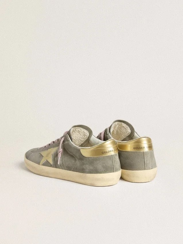Super-Star para hombre en gamuza gris con estrella de cuero metalizado dorado y lengüeta en el talón