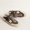 Super-Star para hombre en gamuza gris con estrella y lengüeta del talón de napa color crudo