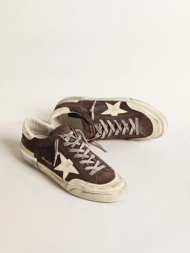 Super-Star para hombre en gamuza gris con estrella y lengüeta del talón de napa color crudo