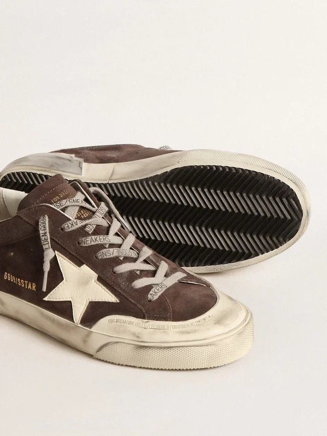 Super-Star para hombre en gamuza gris con estrella y lengüeta del talón de napa color crudo