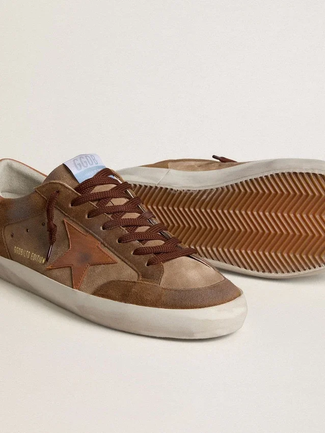 Super-Star para hombre en gamuza marrón con estrella y lengüeta del talón de cuero color canela