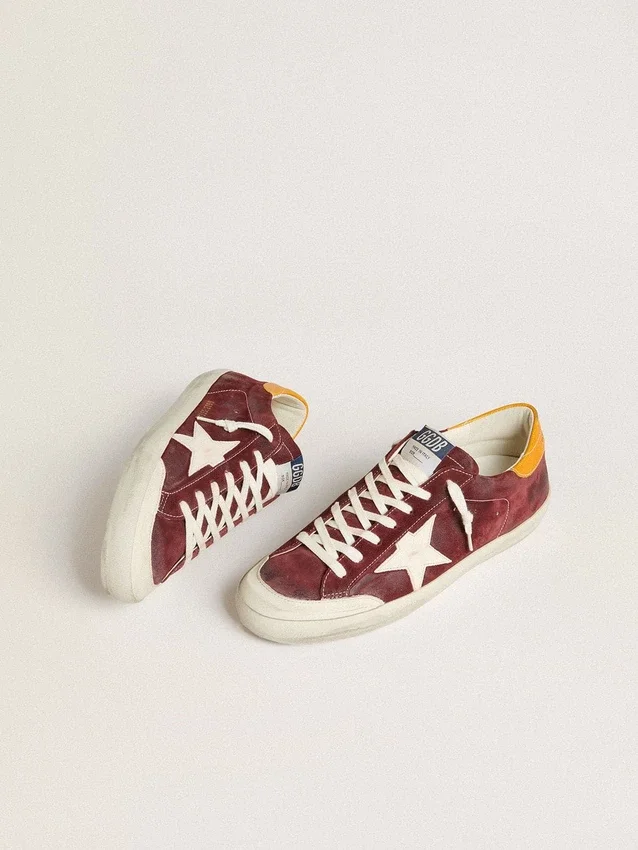 Super-Star para hombre en gamuza rojo ladrillo con estrella de cuero blanco y lengüeta en el talón con estampado animal