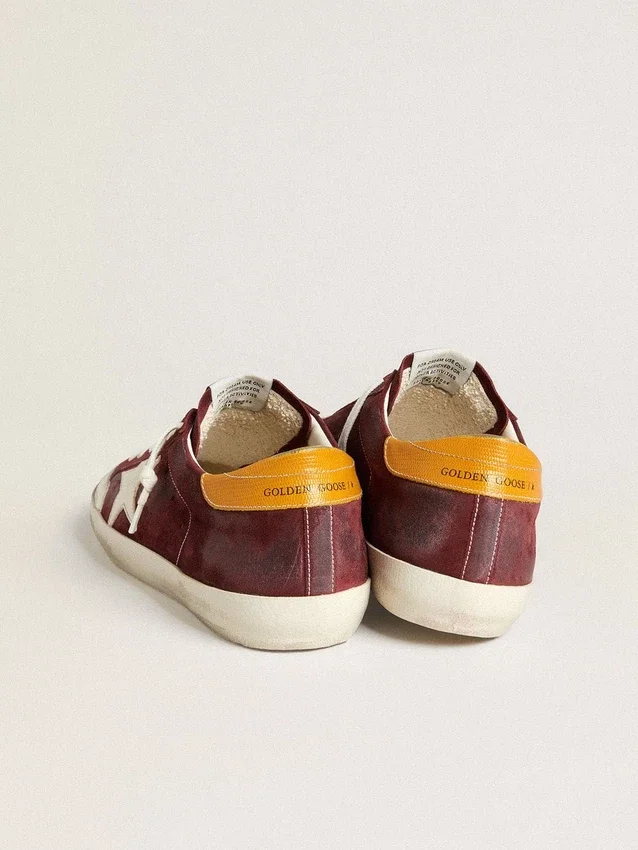 Super-Star para hombre en gamuza rojo ladrillo con estrella de cuero blanco y lengüeta en el talón con estampado animal