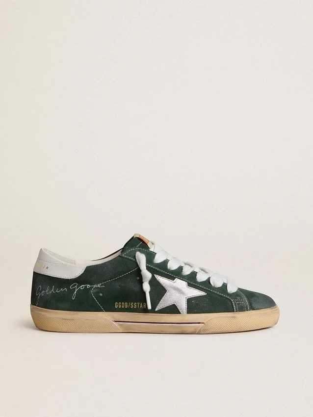 Super-Star para hombre en gamuza verde con estrella de cuero metalizado plateado y lengüeta de cuero en el talón