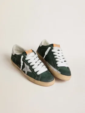 Super-Star para hombre en gamuza verde con estrella de cuero metalizado plateado y lengüeta de cuero en el talón