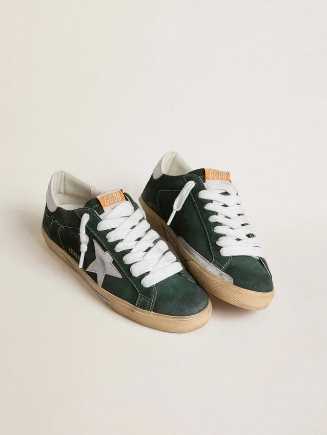 Super-Star para hombre en gamuza verde con estrella de cuero metalizado plateado y lengüeta de cuero en el talón