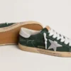 Super-Star para hombre en gamuza verde con estrella de cuero metalizado plateado y lengüeta de cuero en el talón