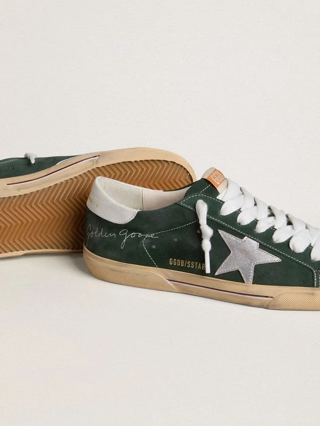 Super-Star para hombre en gamuza verde con estrella de cuero metalizado plateado y lengüeta de cuero en el talón