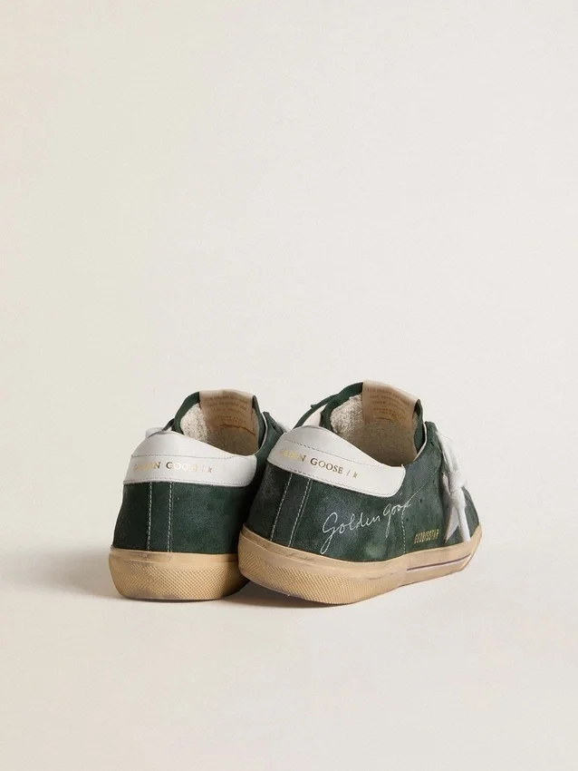Super-Star para hombre en gamuza verde con estrella de cuero metalizado plateado y lengüeta de cuero en el talón