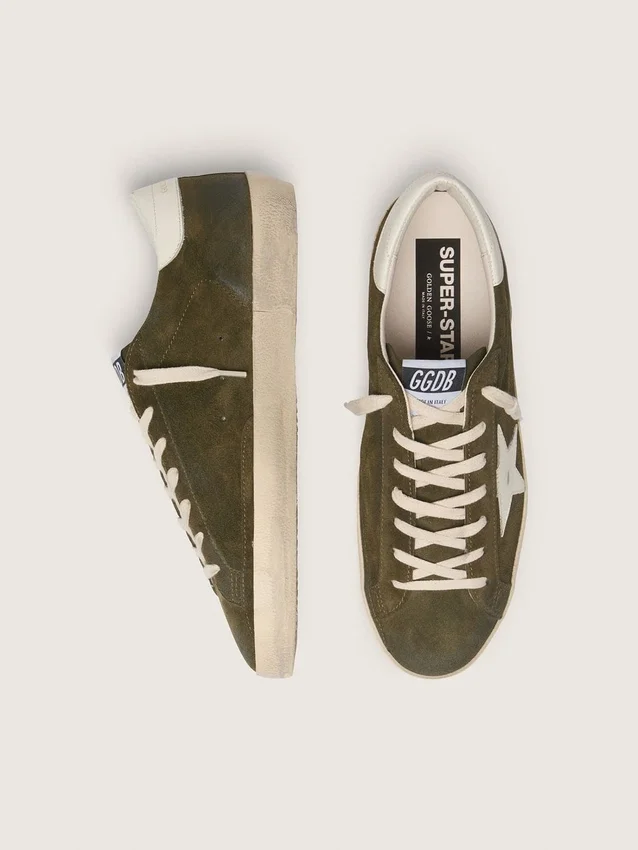 Super-Star para hombre en gamuza verde oliva con estrella de cuero blanco