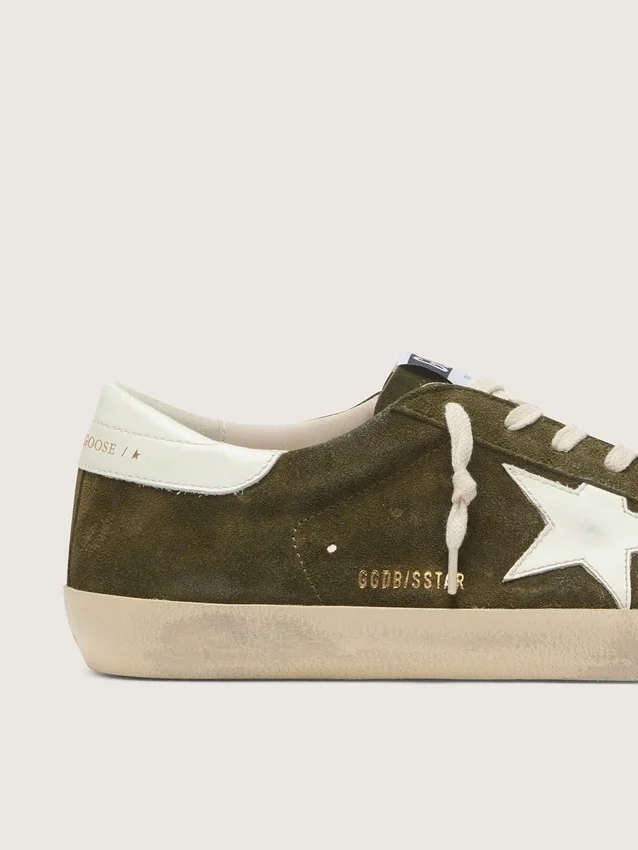 Super-Star para hombre en gamuza verde oliva con estrella de cuero blanco