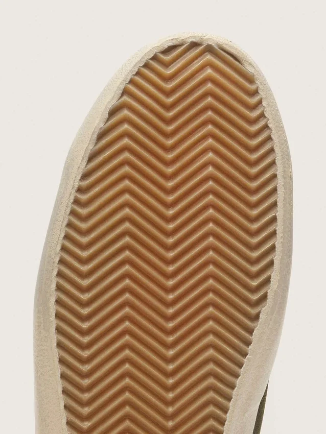 Super-Star para hombre en gamuza verde oliva con estrella de cuero blanco