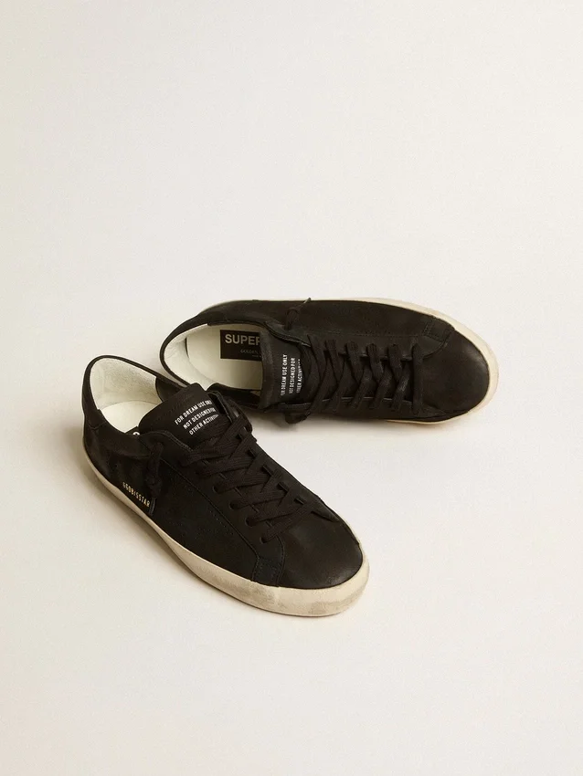 Super-Star para hombre en nobuk negro con estrella perforada y lengüeta del talón de nobuk negro