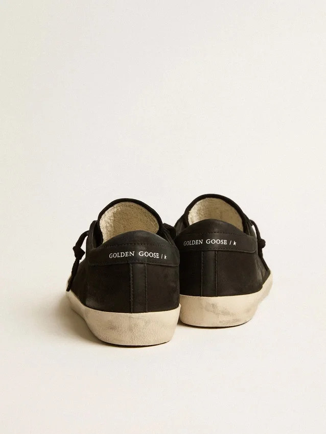 Super-Star para hombre en nobuk negro con estrella perforada y lengüeta del talón de nobuk negro