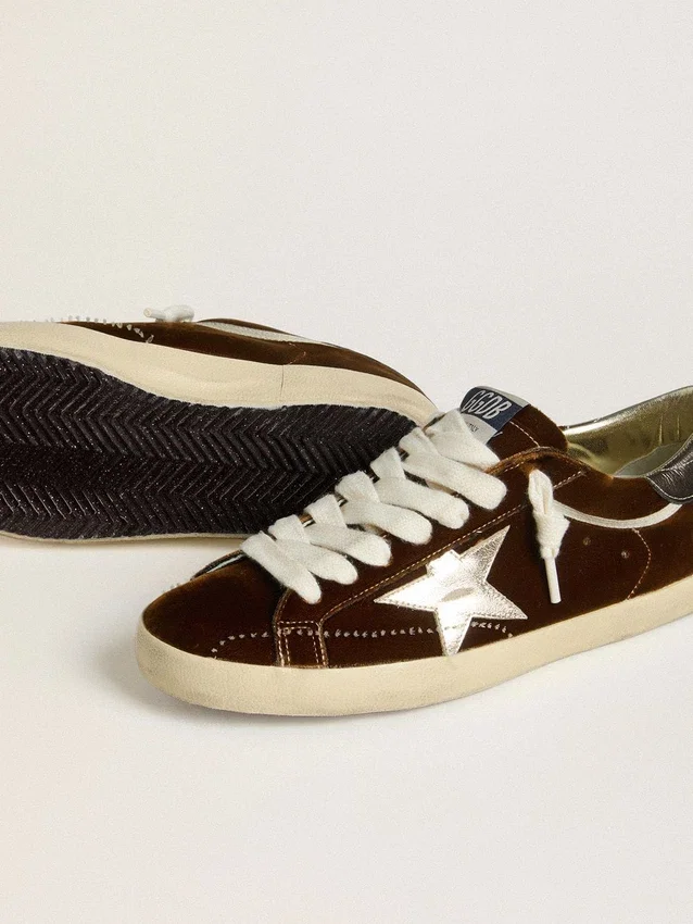 Super-Star para hombre en terciopelo color coñac con estrella y lengüeta en el talón de cuero metalizado