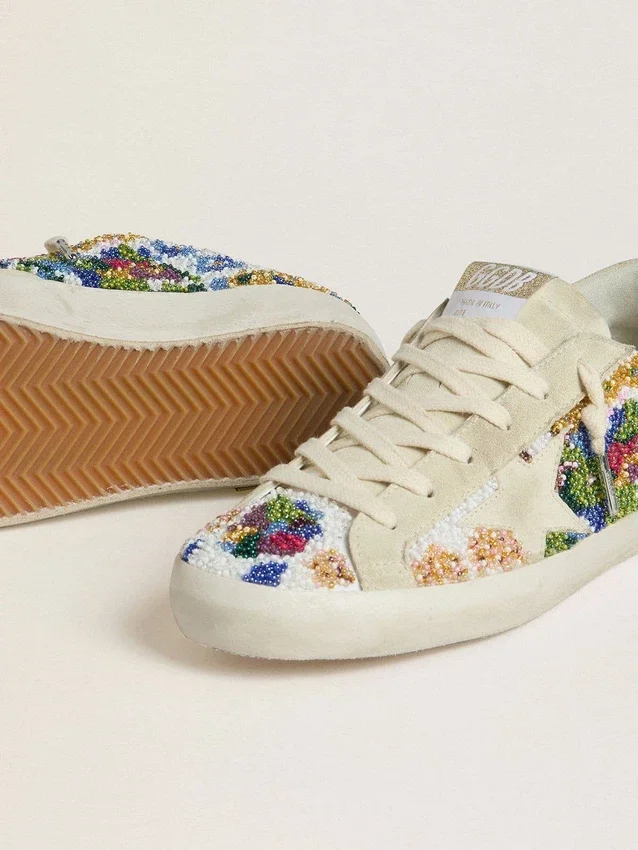 Super-Star para mujer con cuentas multicolores y estrella de gamuza beige