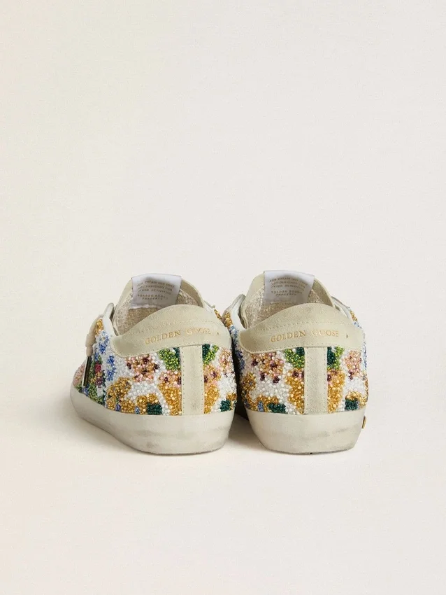 Super-Star para mujer con cuentas multicolores y estrella de gamuza beige