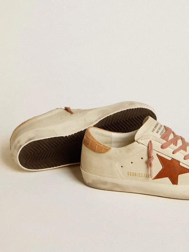 Super-Star para mujer con estrella de cuero y lengüeta en el talón de cuero con estampado de cocodrilo