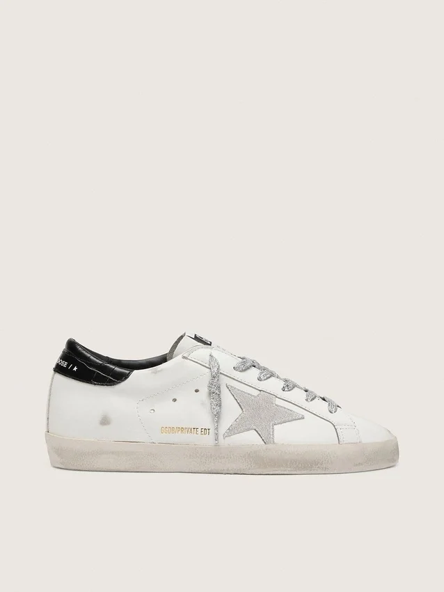 Super-Star para mujer con estrella de gamuza blanca y lengüeta en el talón de cuero negro con estampado de cocodrilo