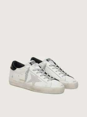 Super-Star para mujer con estrella de gamuza blanca y lengüeta en el talón de cuero negro con estampado de cocodrilo