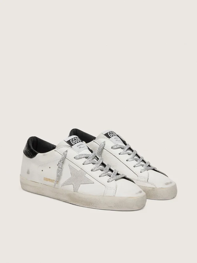 Super-Star para mujer con estrella de gamuza blanca y lengüeta en el talón de cuero negro con estampado de cocodrilo