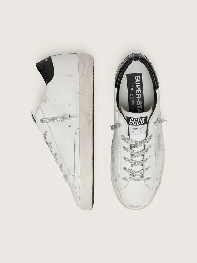 Super-Star para mujer con estrella de gamuza blanca y lengüeta en el talón de cuero negro con estampado de cocodrilo