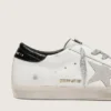 Super-Star para mujer con estrella de gamuza blanca y lengüeta en el talón de cuero negro con estampado de cocodrilo
