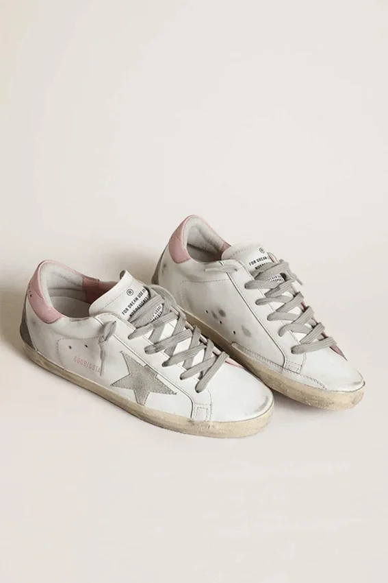 Super-Star para mujer con estrella de gamuza gris y lengüeta del talón de cuero rosa