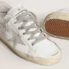 Super-Star para mujer con estrella de gamuza gris y lengüeta del talón de cuero rosa