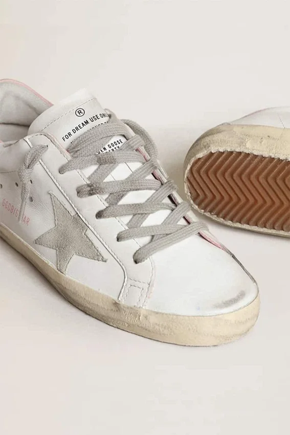 Super-Star para mujer con estrella de gamuza gris y lengüeta del talón de cuero rosa