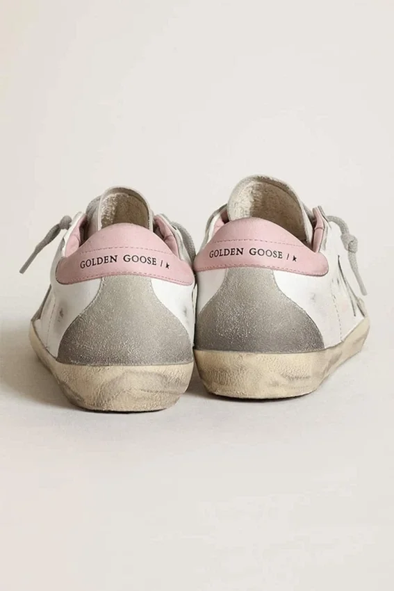 Super-Star para mujer con estrella de gamuza gris y lengüeta del talón de cuero rosa