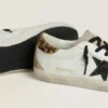 Super-Star para mujer con estrella negra brillante y lengüeta en el talón de piel de potro con estampado de leopardo