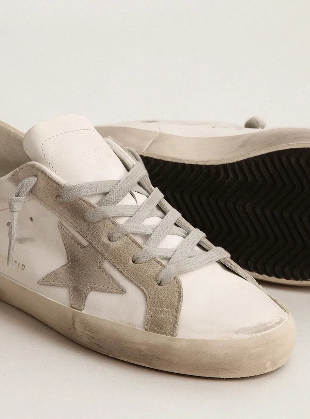 Super-Star para mujer con estrella y lengüeta del talón de gamuza gris