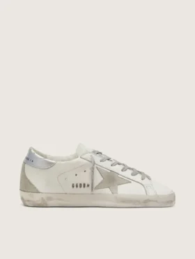 Super-Star para mujer con lengüeta plateada en el talón y letras con tachuelas metálicas