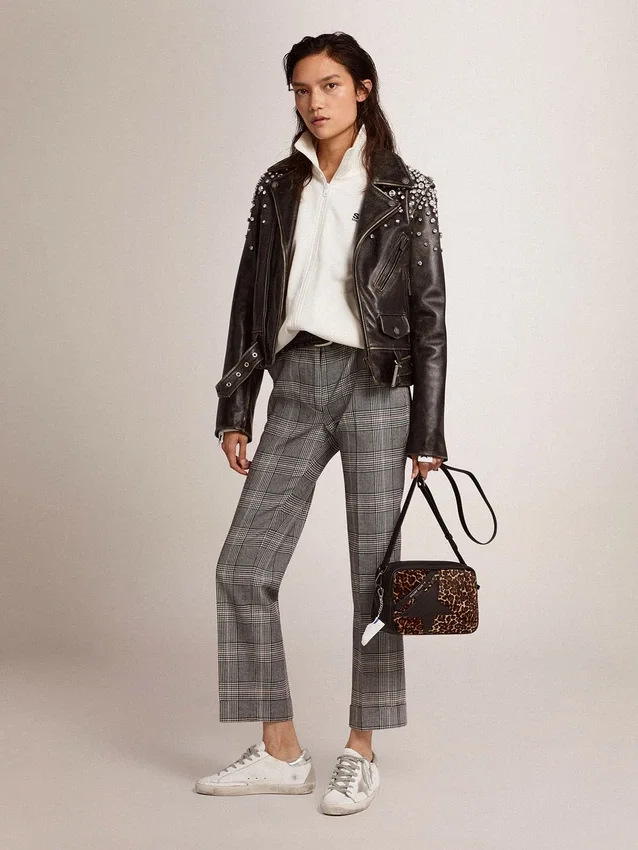 Super-Star para mujer con lengüeta plateada en el talón y letras con tachuelas metálicas