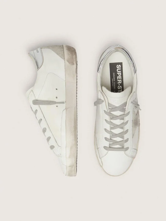 Super-Star para mujer con lengüeta plateada en el talón y letras con tachuelas metálicas
