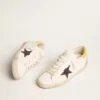 Super-Star para mujer de origen biológico con estrella roja brillante y lengüeta de cuero en el talón