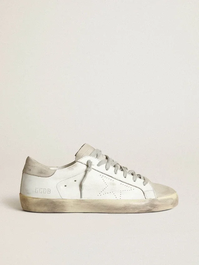 Super-Star para mujer en cuero blanco con estrella perforada y lengüeta del talón de nubuck beige