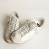 Super-Star para mujer en cuero blanco con estrella perforada y lengüeta del talón de nubuck beige