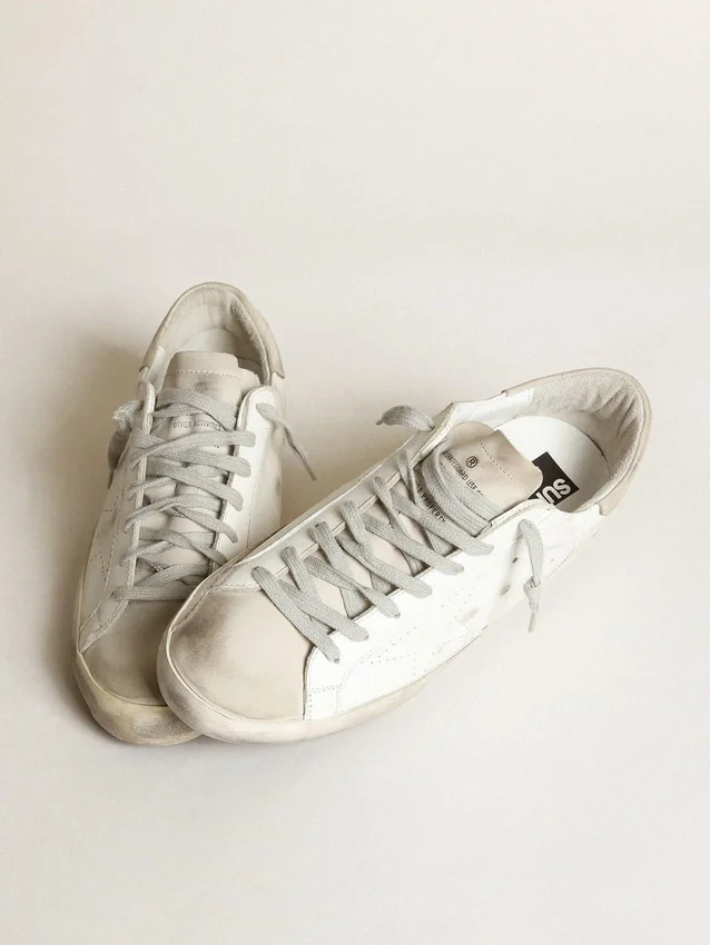 Super-Star para mujer en cuero blanco con estrella perforada y lengüeta del talón de nubuck beige