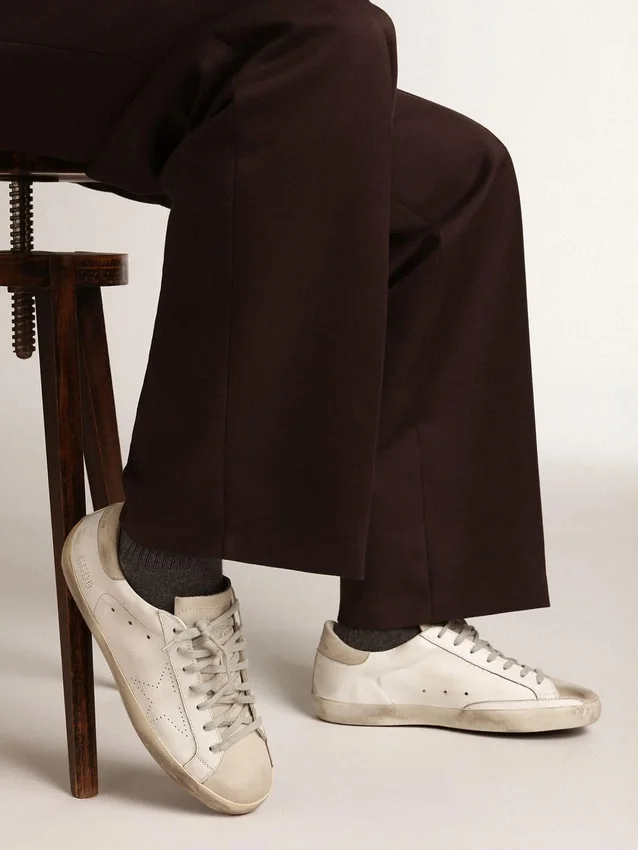 Super-Star para mujer en cuero blanco con estrella perforada y lengüeta del talón de nubuck beige