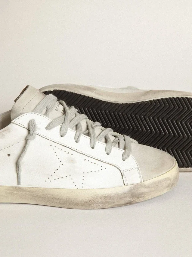 Super-Star para mujer en cuero blanco con estrella perforada y lengüeta del talón de nubuck beige