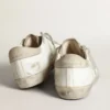 Super-Star para mujer en cuero blanco con estrella perforada y lengüeta del talón de nubuck beige
