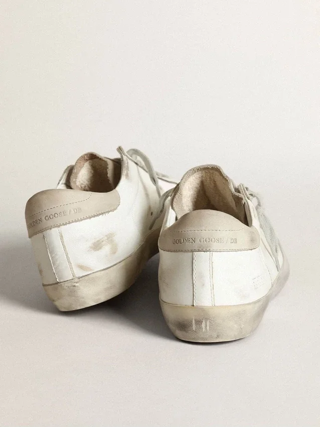 Super-Star para mujer en cuero blanco con estrella perforada y lengüeta del talón de nubuck beige