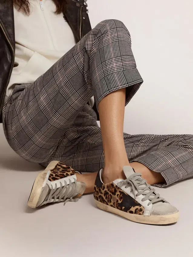 Super-Star para mujer en cuero con estampado de leopardo