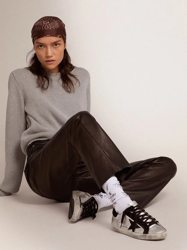Super-Star para mujer en cuero plateado con inserciones en contraste
