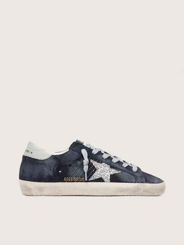 Super-Star para mujer en gamuza azul con estrella plateada brillante y lengüeta de cuero en el talón
