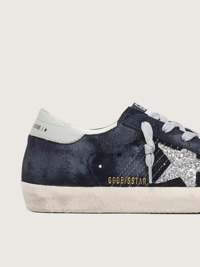 Super-Star para mujer en gamuza azul con estrella plateada brillante y lengüeta de cuero en el talón